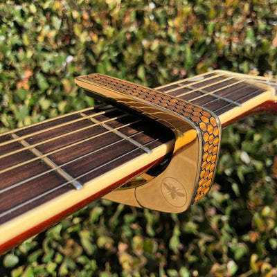 Thalia B-STOCK B-STOCK Capo | Deluxe 24K Gold / AAA Curly Hawaiian Koa Save the Bees Honeycomb