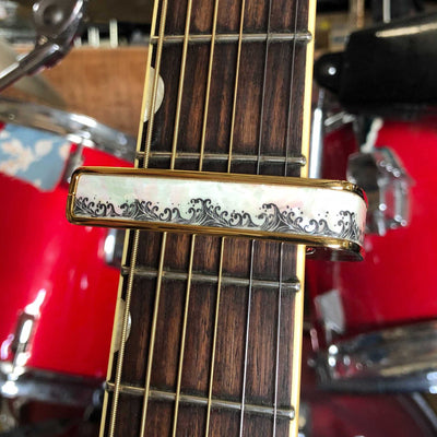 Thalia B-STOCK B-STOCK Capo | Deluxe 24K Gold / White Pearl Waves