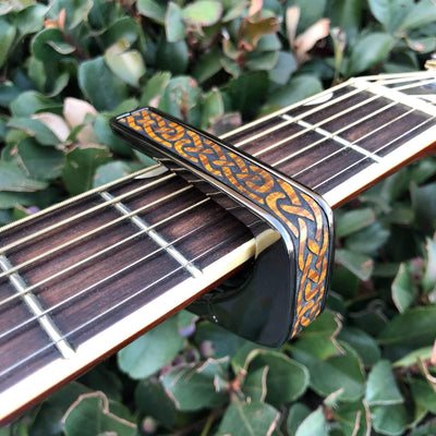 Thalia B-STOCK B-STOCK Capo | Deluxe Black Chrome / Hawaiian Koa Celtic Knot