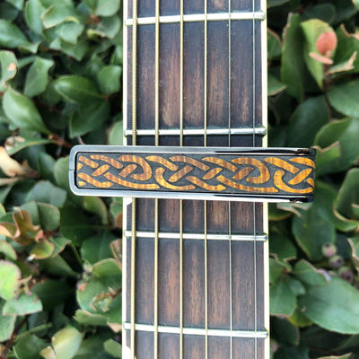 Thalia B-STOCK B-STOCK Capo | Deluxe Chrome / Hawaiian Koa Celtic Knot